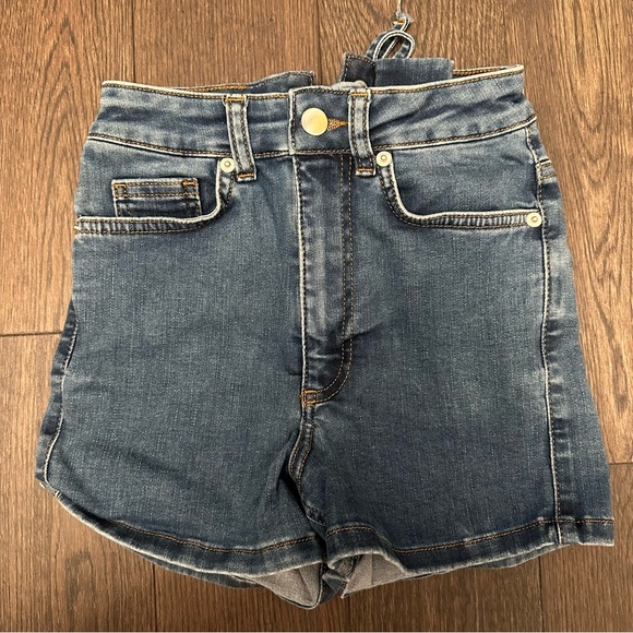 PAMELA ✖︎ NA-KD Denim Shorts - Picture 2 of 5